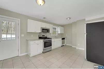 8 Iroquois Avenue, Oakland, NJ 07436 - Photo 9