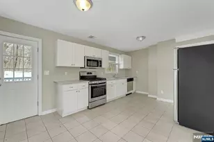 8 Iroquois Ave, Oakland, NJ 07436 - Photo 9