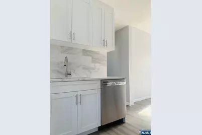 487 Summit Avenue 2nd Floor #2nd floor, Fort Lee, NJ 07024 - Photo 9