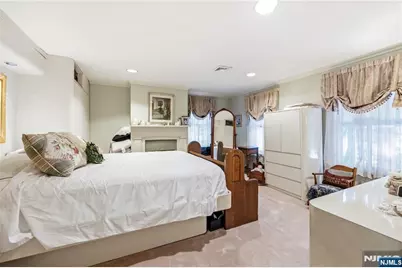 525 Franklin Avenue, Franklin Lakes, NJ 07417 - Photo 17