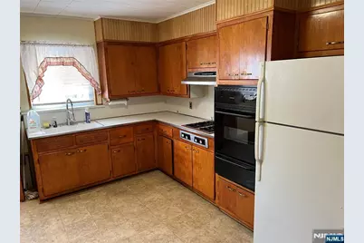 421 Hamilton 1 #1, Harrison, NJ 07029 - Photo 3