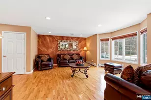 2 Maple Ave, Waldwick, NJ 07463 - Photo 3