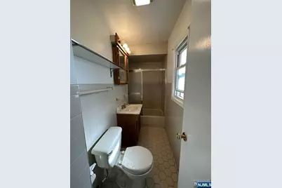 289 Livingston Avenue 2nd Fl #2nd Fl, Lyndhurst Township, NJ 07071 - Photo 11