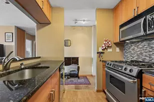 555 North Ave 8W, Fort Lee, NJ 07024 - Photo 7