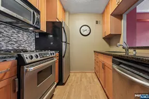 555 North Ave 8W, Fort Lee, NJ 07024 - Photo 5