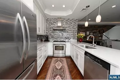 30 Marquis Court, Edgewater, NJ 07020 - Photo 9