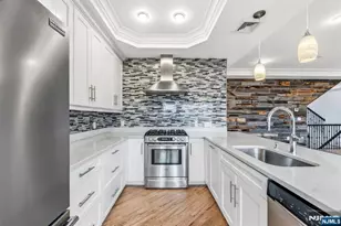 30 Marquis Ct, Edgewater, NJ 07020 - Photo 7