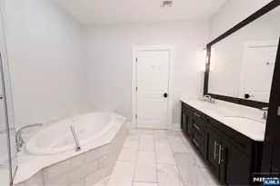 30 Marquis Ct, Edgewater, NJ 07020 - Photo 17