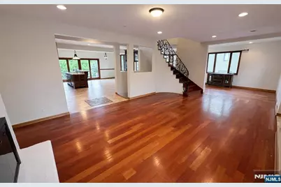 416 Oncrest Terrace, Cliffside Park, NJ 07010 - Photo 3