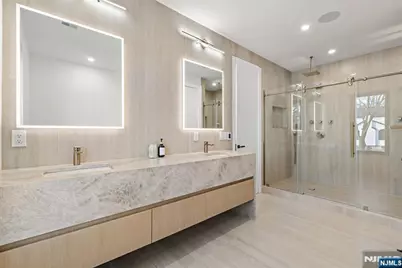 210 Hillcrest Drive, Paramus, NJ 07652 - Photo 13