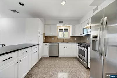 2413 Hammett Avenue, Fort Lee, NJ 07024 - Photo 13