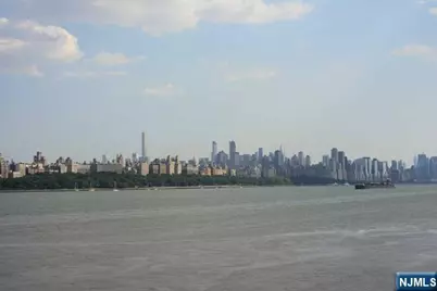 307 Adams Court 307 #307, Edgewater, NJ 07020 - Photo 17