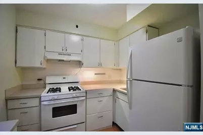 1565 Center Avenue 2F #2F, Fort Lee, NJ 07024 - Photo 7