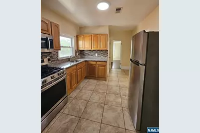 240 Copeland Avenue 2 #2, Lyndhurst Township, NJ 07071 - Photo 3