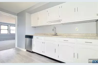 592 Beverly Road 2nd Floor #2nd floor, Teaneck Township, NJ 07666 - Photo 3