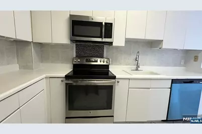 200 Grand Cove Way 5M #5M, Edgewater, NJ 07020 - Photo 9