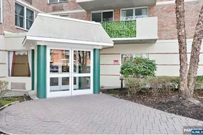 200 Grand Cove Way 2A #2A, Edgewater, NJ 07020 - Photo 3