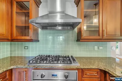 31 Cambridge Way, Weehawken, NJ 07086 - Photo 5