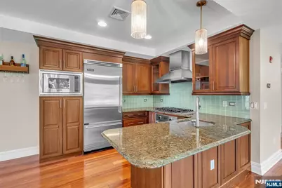 31 Cambridge Way, Weehawken, NJ 07086 - Photo 3