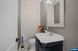 160 Lawrence Dr, Paramus, NJ 07652 - Photo 21