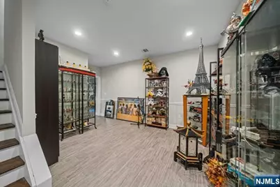 160 Lawrence Drive, Paramus, NJ 07652 - Photo 37