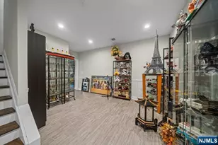 160 Lawrence Dr, Paramus, NJ 07652 - Photo 37