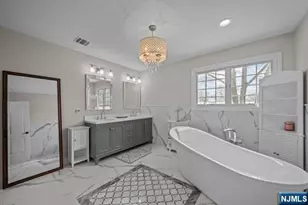 160 Lawrence Dr, Paramus, NJ 07652 - Photo 27