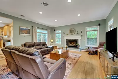 5 Pelican Court, Paramus, NJ 07652 - Photo 9