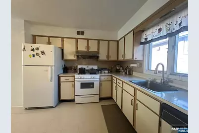 525 Stuyvesant Avenue, Lyndhurst Township, NJ 07071 - Photo 11