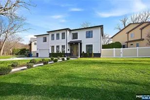 66 Knollwood Dr, Paramus, NJ 07652 - Photo 3