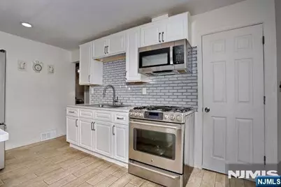 227 Clinton Avenue, Bergenfield, NJ 07621 - Photo 9