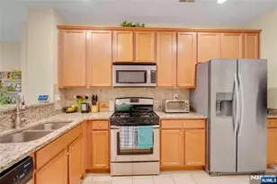 10 Iris Ln 605, Garfield, NJ 07026 - Photo 11