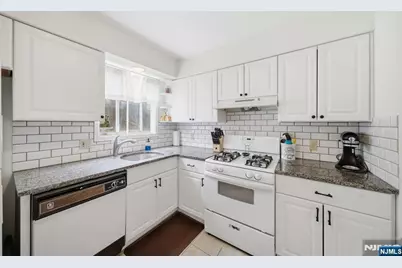 28 Village Drive 303 #303, Hamburg, NJ 07419 - Photo 11