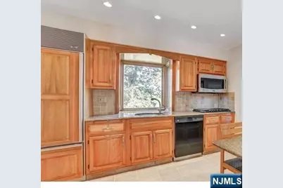 350 Elisa Drive, Englewood Cliffs, NJ 07632 - Photo 3