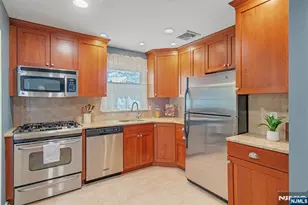 90 Arnot Pl, Paramus, NJ 07652 - Photo 9