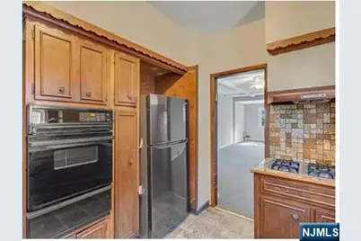 649 New Jersey Avenue, Lyndhurst Township, NJ 07071 - Photo 11