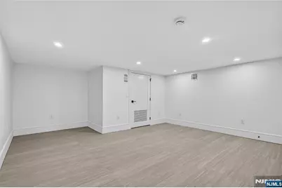 395 Hickory Avenue, Paramus, NJ 07652 - Photo 35