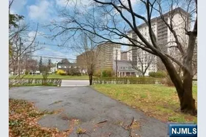 110 Summit Avenue, Hackensack, NJ 07601 - Photo 13