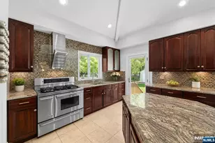 290 Dunkerhook Rd, Paramus, NJ 07652 - Photo 11