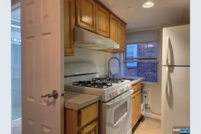 509 Saint Pauls Avenue Second Floor #Second Floor, Cliffside Park, NJ 07010 - Photo 3