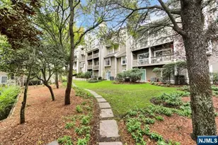549 Windsor Dr 549, Palisades Park, NJ 07650 - Photo 3