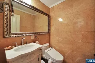 549 Windsor Dr 549, Palisades Park, NJ 07650 - Photo 9