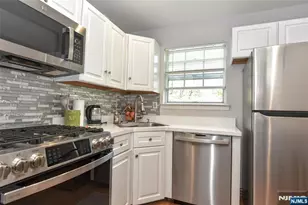 1069 Cambridge Ct, Mahwah, NJ 07430 - Photo 5