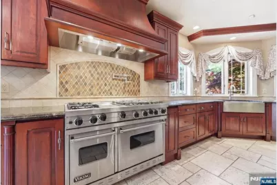 305 Blauvelt Court, Paramus, NJ 07652 - Photo 17