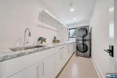 1077 Abbott Boulevard, Fort Lee, NJ 07024 - Photo 37
