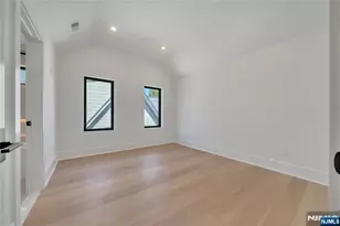 1077 Abbott Blvd, Fort Lee, NJ 07024 - Photo 31