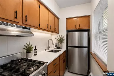 239 Crescent Lane 1 #1, Cliffside Park, NJ 07010 - Photo 3