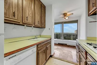 2077 Center Avenue 20C #20C, Fort Lee, NJ 07024 - Photo 17