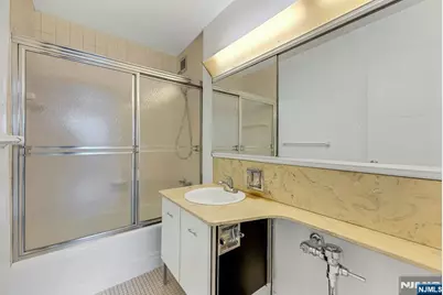2077 Center Avenue 20C #20C, Fort Lee, NJ 07024 - Photo 15