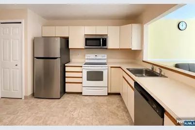 559 Ridge Lane, Fort Lee, NJ 07024 - Photo 5
